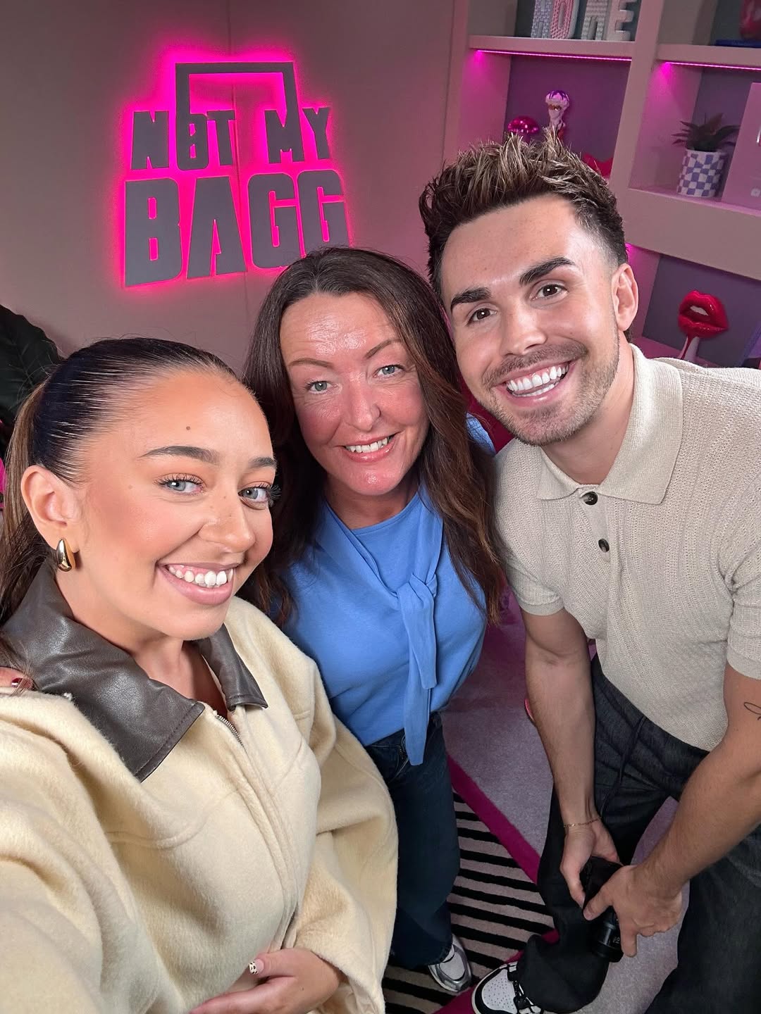 Chats and Laughs with @joebxggs @notmybagg @anastasiakingsnorth 💗🎤Vlog coming soon 📷